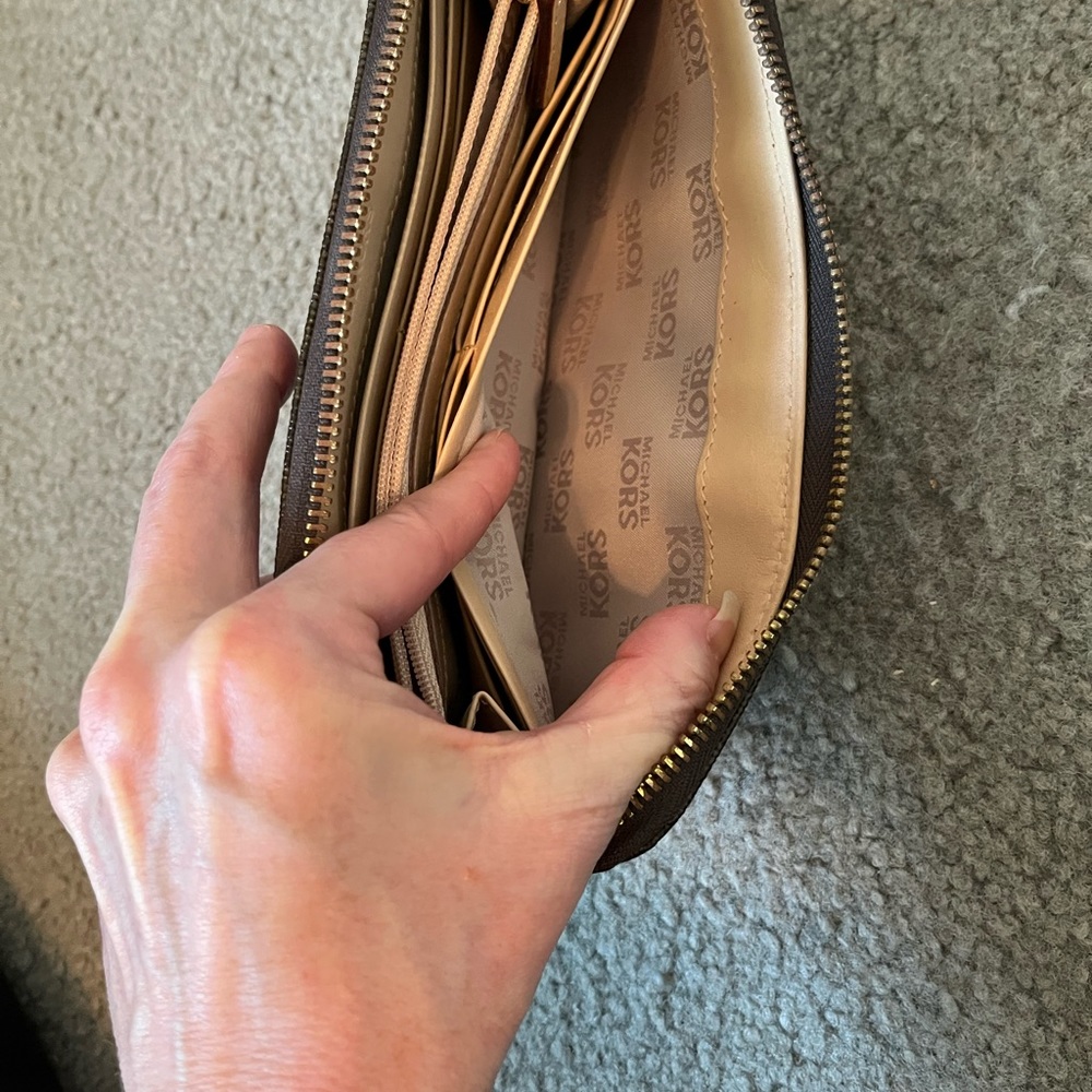 Michael Kors Continental Jet Set Wallet - Picture 4 of 12